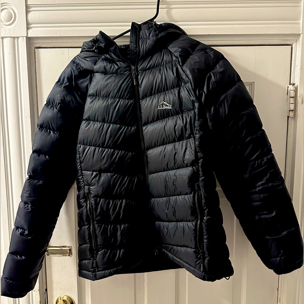 L.L. Bean Women’s ultralight 850 down hooded jacket (M)